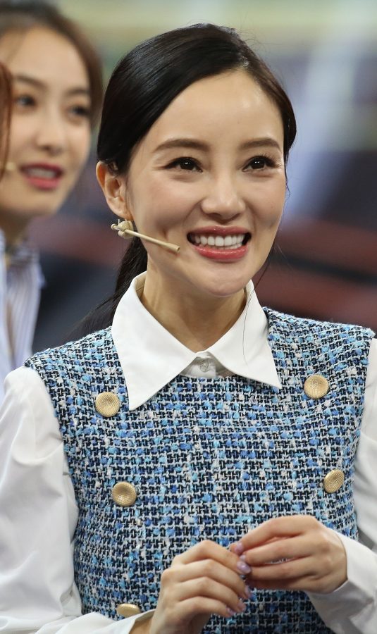 《王牌对王牌》李小璐美脸玉腿性感亮相，袁姗姗美大腿助力(19/19)