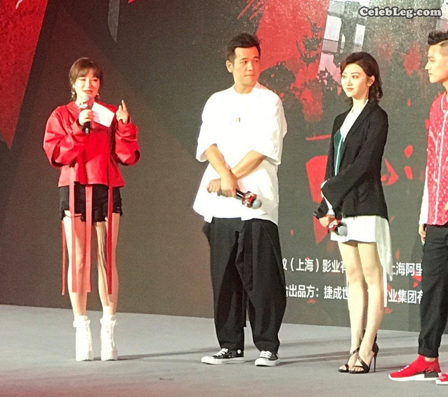 景甜很有特点的凉高美腿。问那个主持是谁？(10/14)
