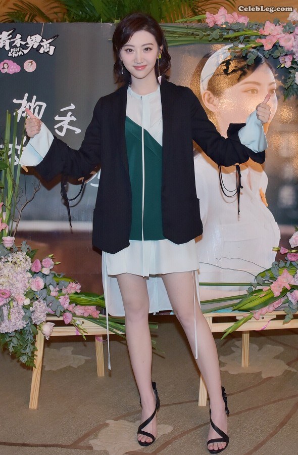 景甜很有特点的凉高美腿。问那个主持是谁？(14/14)