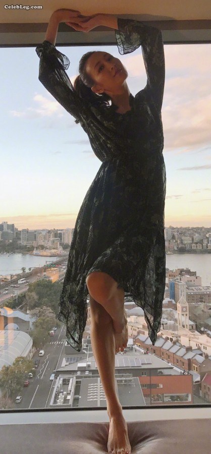 Wang Ou shows off his feet in front of the glass window at home(7/9)