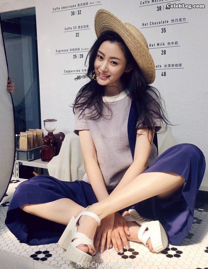 带草帽的小女孩张天爱镜头前的脚丫(1/9)