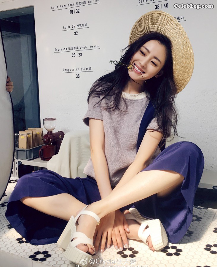 带草帽的小女孩张天爱镜头前的脚丫(5/9)