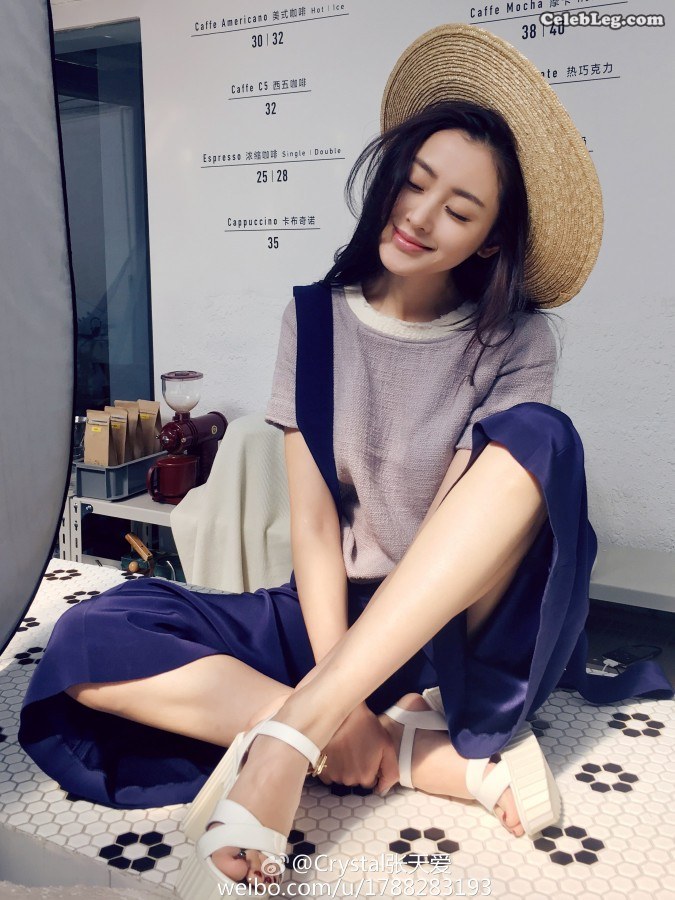 带草帽的小女孩张天爱镜头前的脚丫(6/9)