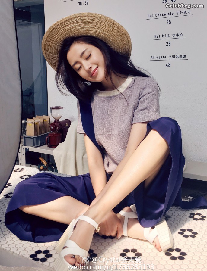 带草帽的小女孩张天爱镜头前的脚丫(9/9)