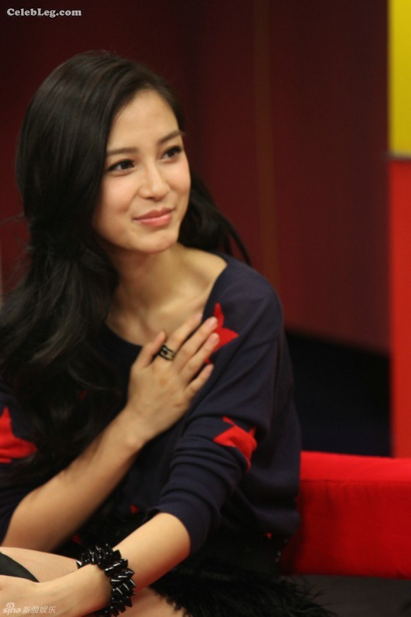 Angelababy和刘若英美腿接受访问(8/15)