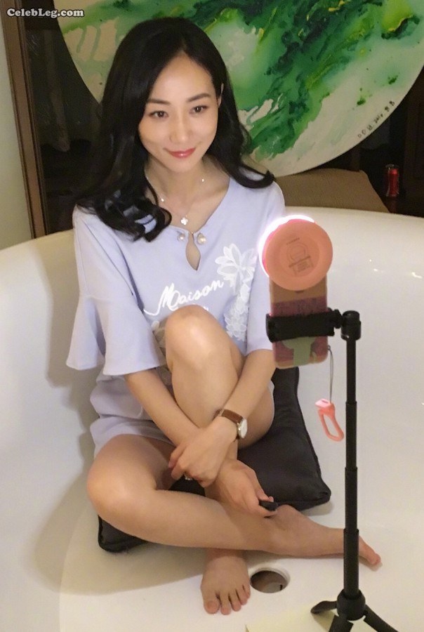 韩雪光脚丫在浴缸里手机直播老铁们双击666(1/3)