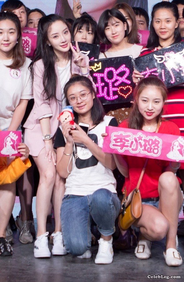 李小璐不穿高跟鞋美腿依旧靓爆(5/6)