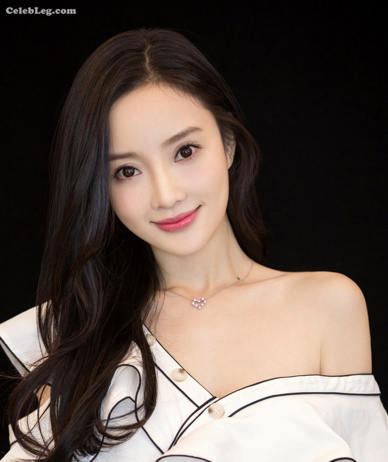Li Xiaolu's high-heeled sandals and beautiful feet can feel the alluring atmosphere across the screen(7/8)
