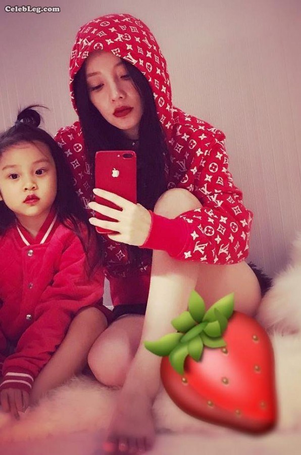 好嫂子李小璐家中美腿自拍(4/8)