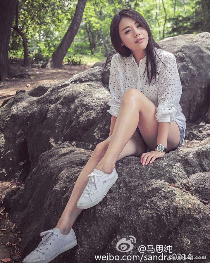 美女明星马思纯野外露腿第二波(2/4)