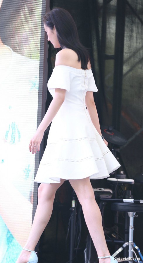 女星杨幂低胸装白腿(1/7)