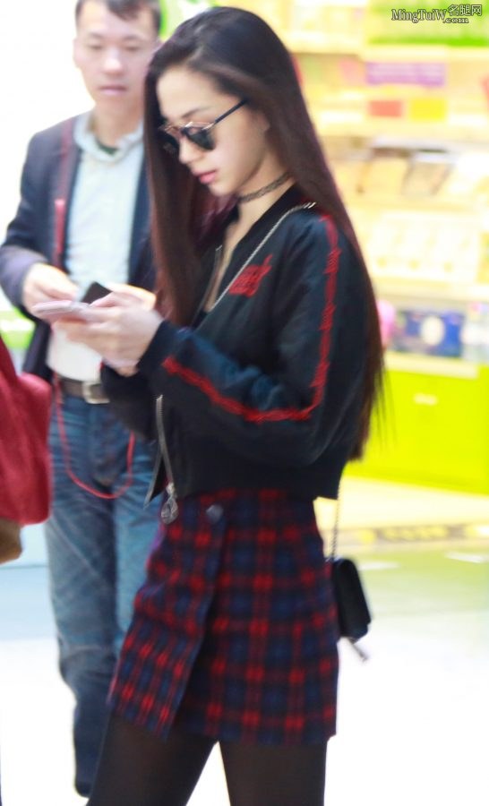 Angelababy机场街拍厚黑丝袜(5/5)
