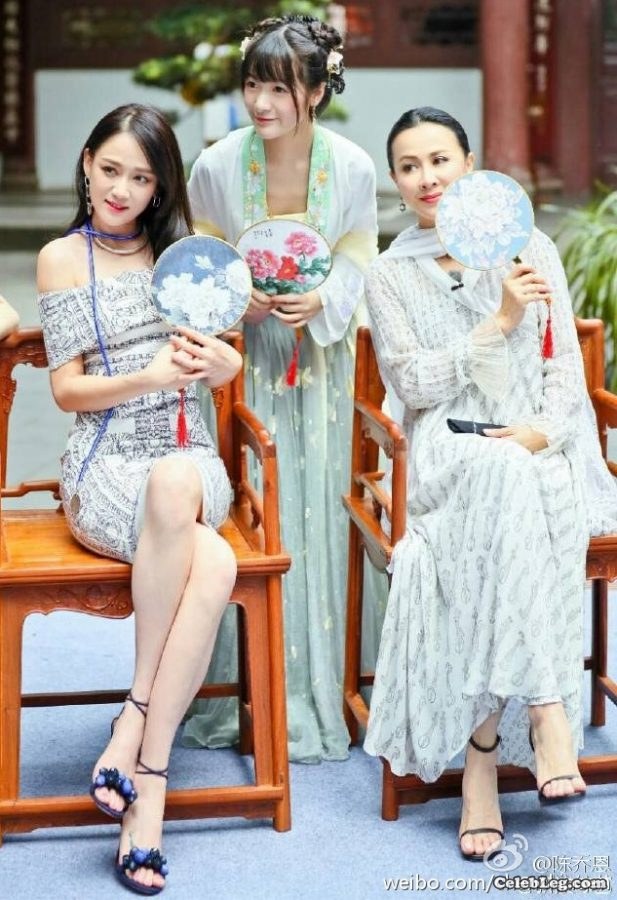 Qiaoen Chen and Carina Lau competed in the show with high heels and white feet(1/1)