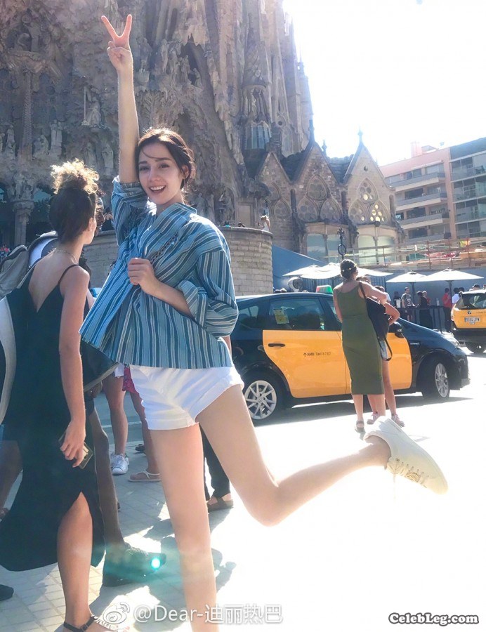 迪丽热巴外国街头美腿线条好爆(1/3)