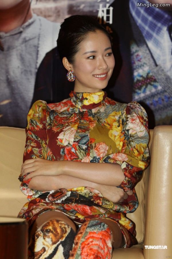 The photographer's tricky angle still captured Jiang Yiyan's insides(1/6)