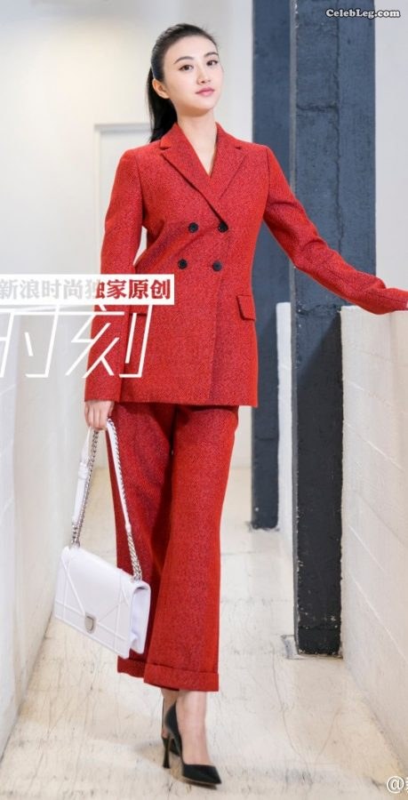 景甜西装高跟脚就知道有人要舔(2/3)