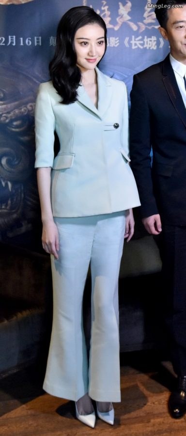 Jing Tian's elegant suit, white high heels and attractive arches(1/8)