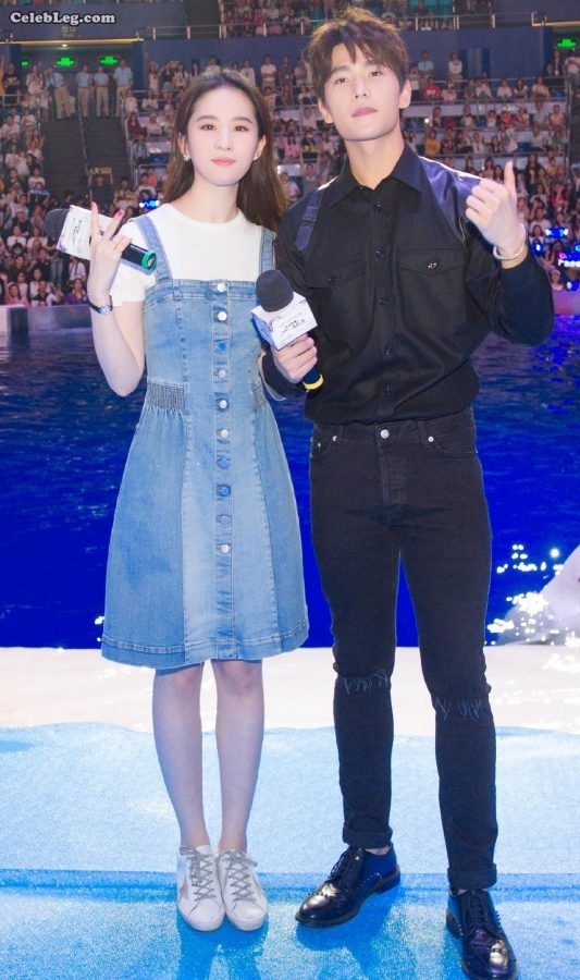 The fairy sister Liu Yifei promotes the movie with neat toes(3/7)