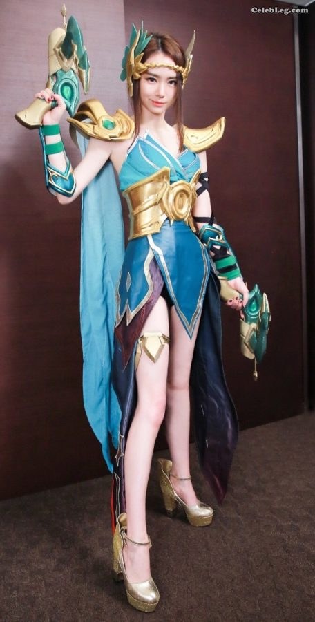 戚薇大长腿手持双弩COSPLAY代言网游(2/4)