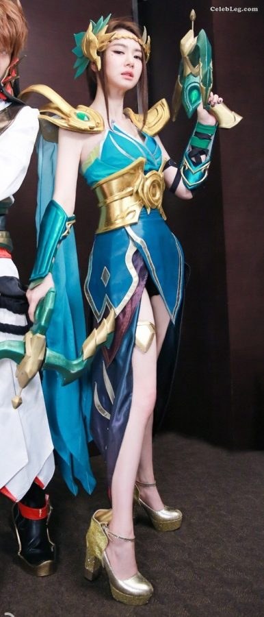 戚薇大长腿手持双弩COSPLAY代言网游(3/4)