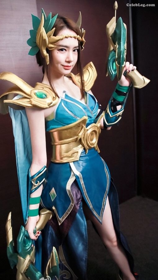 戚薇大长腿手持双弩COSPLAY代言网游(4/4)