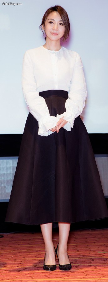 Shopkeeper Tong Yan Ni in elegant long dress with high heels and jade feet(5/8)