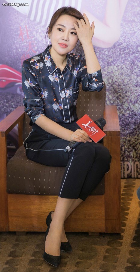 闫妮光滑的脚踝脚背角度不错(5/8)