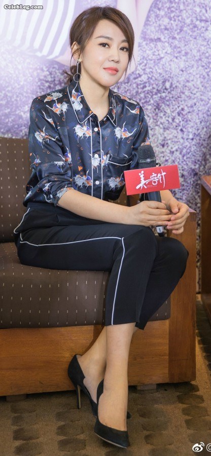 闫妮光滑的脚踝脚背角度不错(7/8)