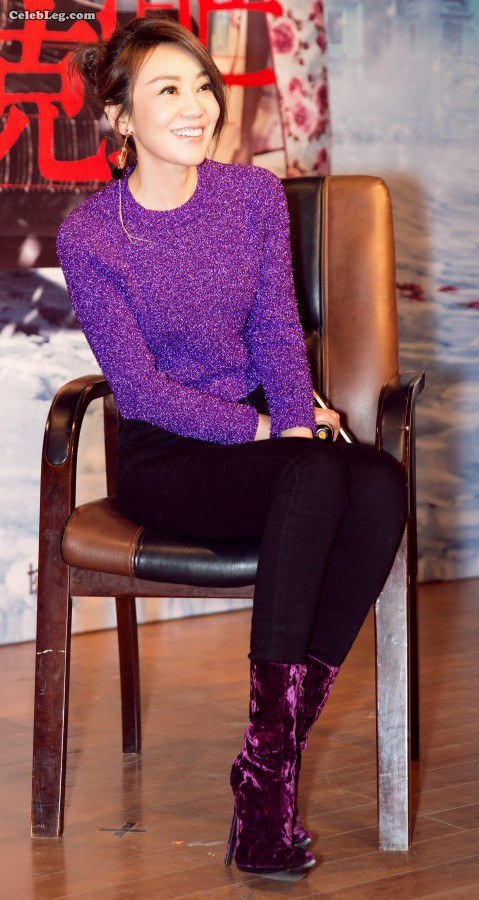 闫妮大姐穿紧身牛仔裤配紫色短靴,鞋跟真高（第3张/共7张）