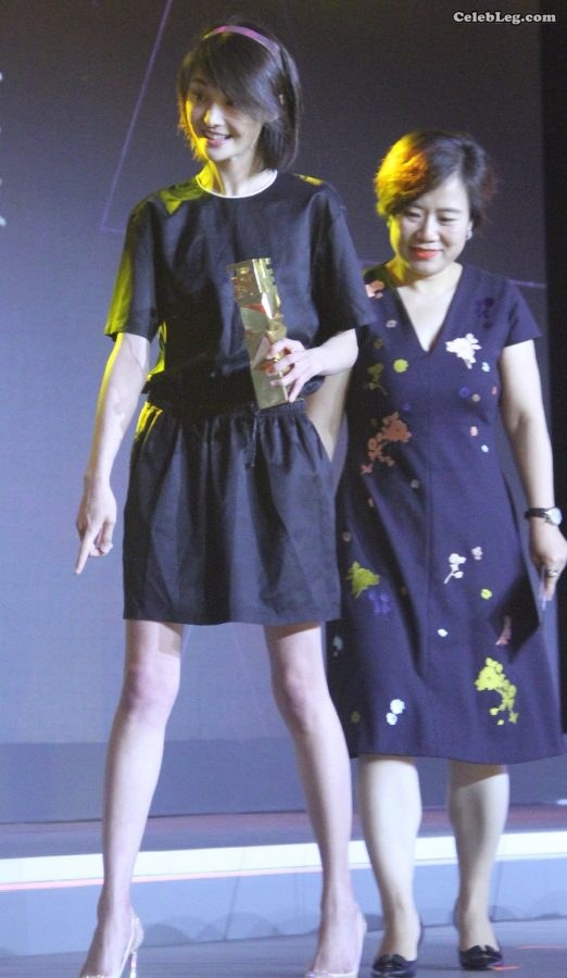 Zheng Shuang is more charming in high heels(2/3)