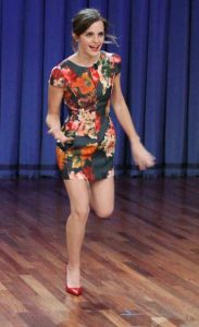 Emma Watson在访谈节目中大秀美腿