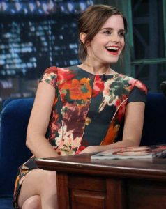 Emma Watson在访谈节目中大秀美腿