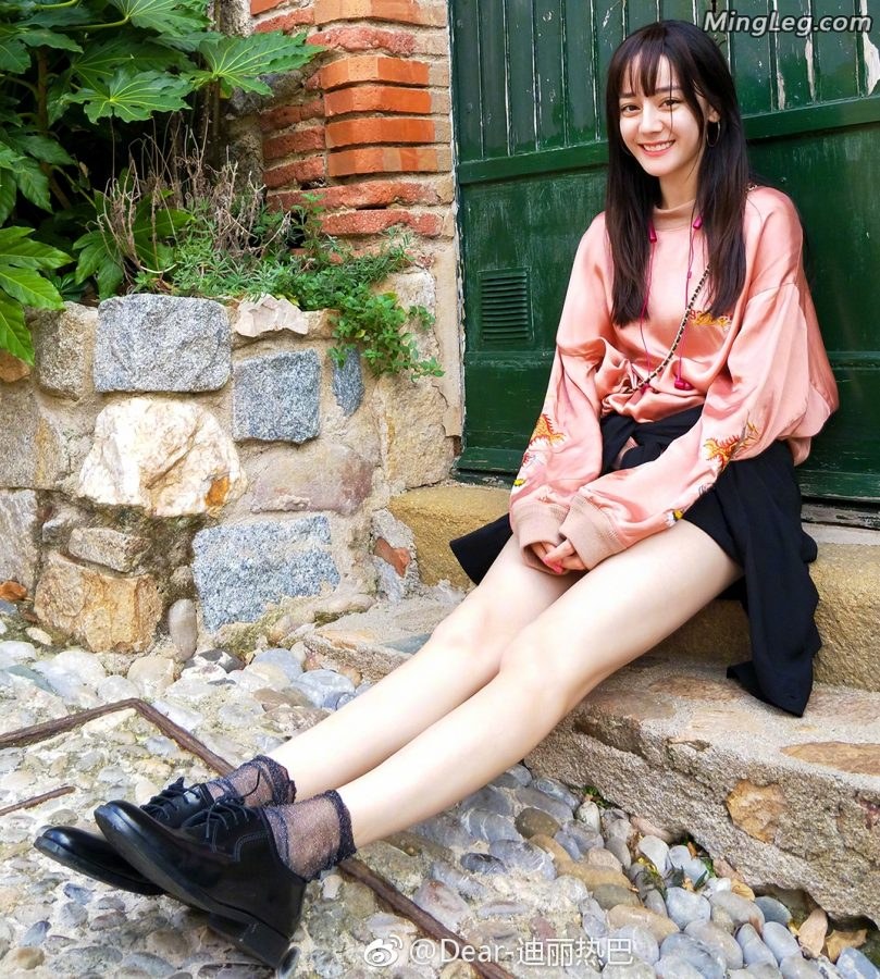 魅丽的新疆小女生迪丽热巴长白美腿生活照(2/12)