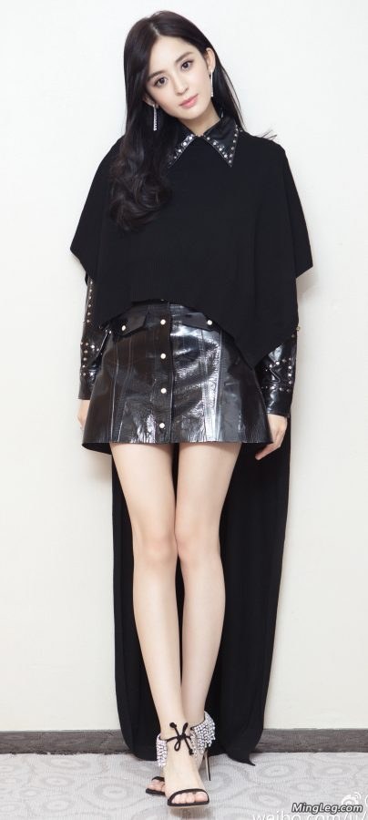 Xinjiang beauty Gulina Zha born in the 90s has beautiful legs and white skin(1/4)