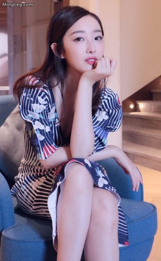 蒋梦婕尖头高跟皮鞋小腿修长(3/4)