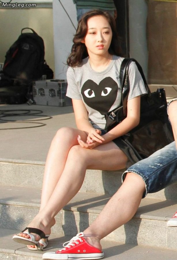 蒋梦婕人字拖牛仔短裤大白腿(4/8)