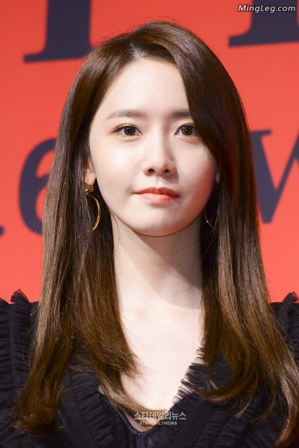 韩女星林允儿活动亮相黑色丝袜细高跟衬托的美腿修长(5/45)
