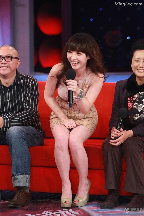 柳岩你裙子那么短一定要小心哦(3/19)