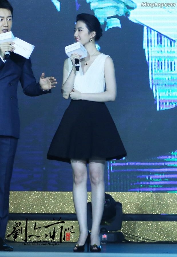  Do you like Liu Yifei's exposed toe high heels and white legs(16/24)