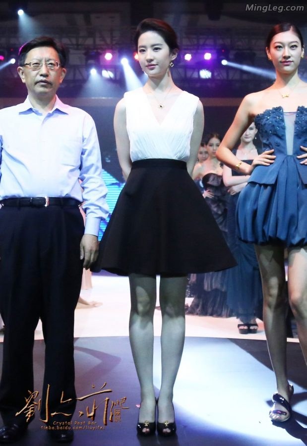  Do you like Liu Yifei's exposed toe high heels and white legs(21/24)