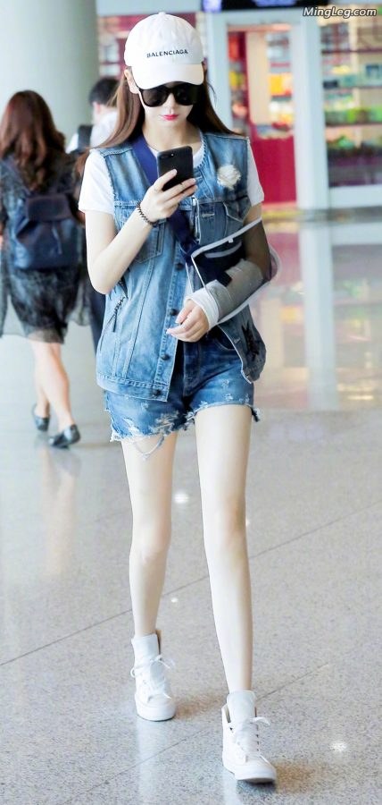  Go up and take off Qi Wei's white sneakers, carry her beautiful legs and start to do it(2/6)