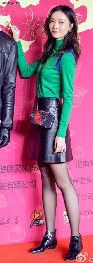 Long-legged beauty Qi Xi wore pantyhose on the red carpet(3/3)