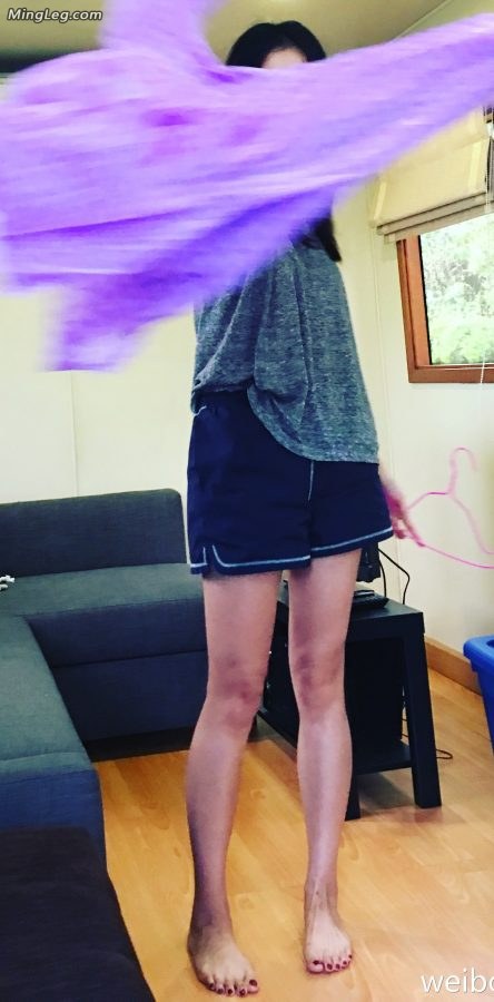 齐溪脚丫涂上了红色指甲油(1/4)