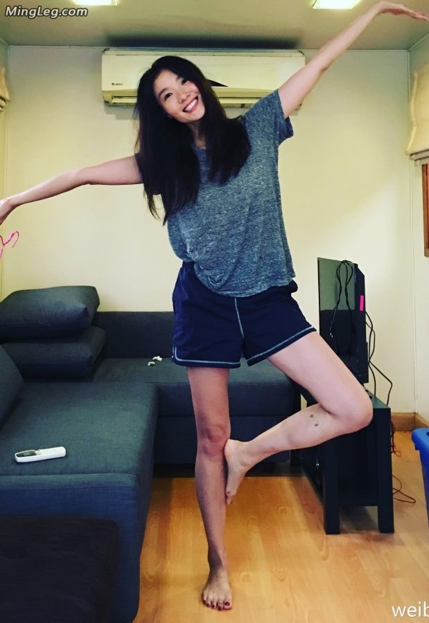 Qi Xi’s feet were painted with red nail polish(3/4)