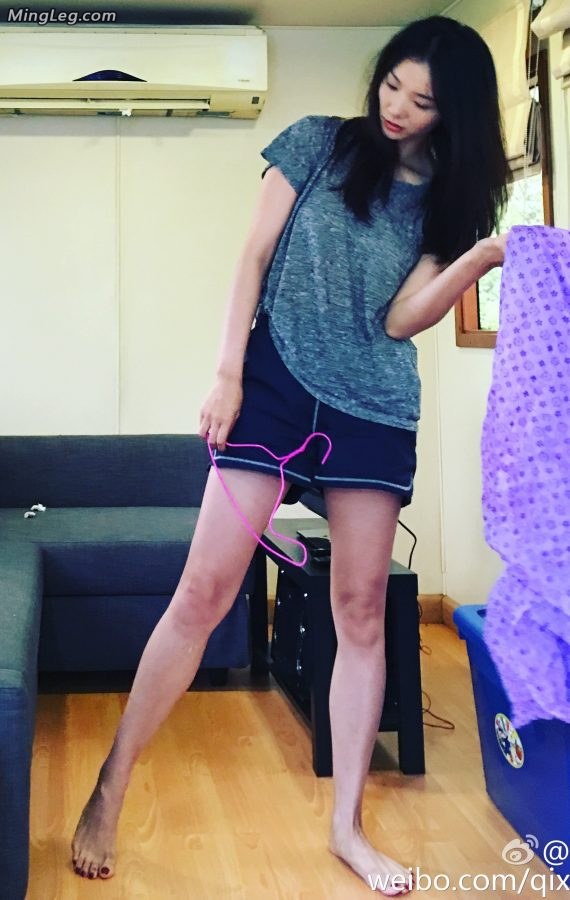 齐溪脚丫涂上了红色指甲油(4/4)