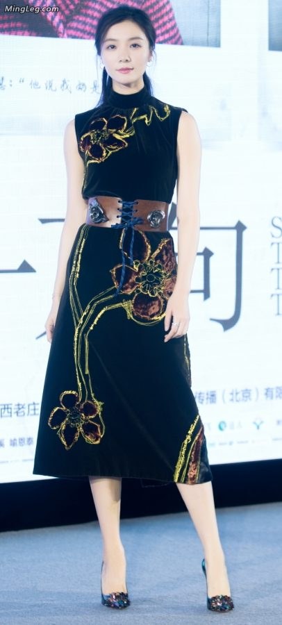 齐溪这裙子还是不够短只看到一小截白腿(1/3)