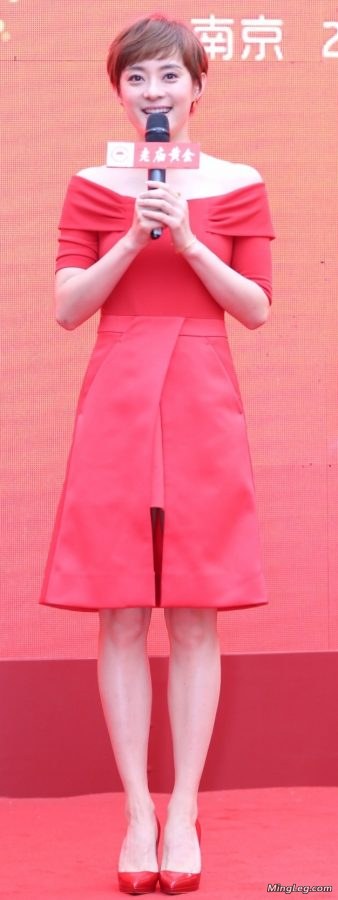 Classmate Sun Li wore bright red high heels to attend business events(1/2)