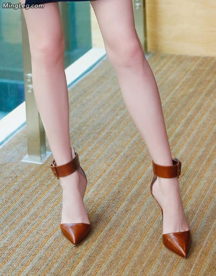 唐嫣闪亮的玉腿被很多人的精华涂满了(5/10)