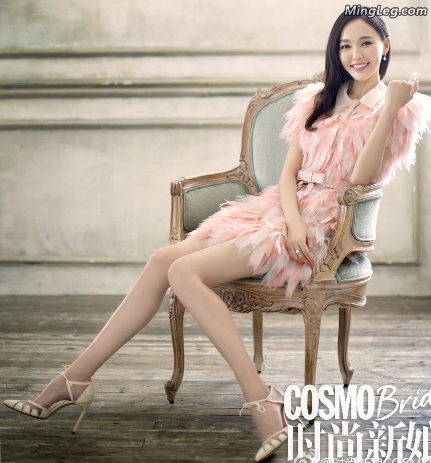 女星唐嫣穿时尚新娘装美腿秀(1/3)