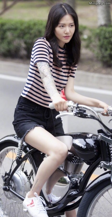 谭维维爱骑车爱运动练就一双美腿(1/5)